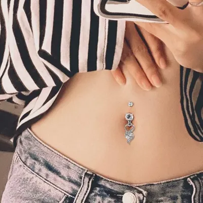Daljši piercing srebrne barve srce